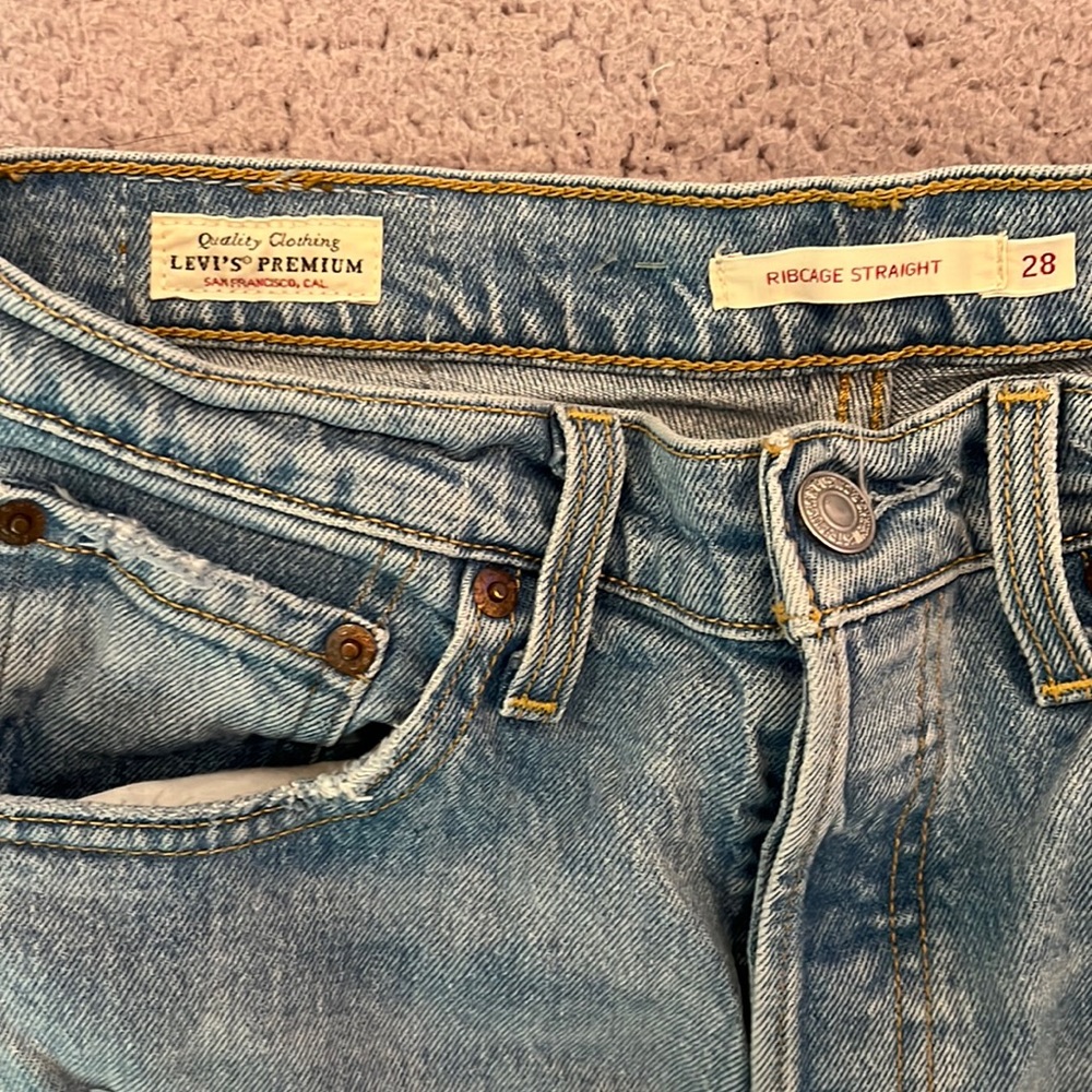 LEVIS STRAIGHT RIBCAGE light wash distressed jeans